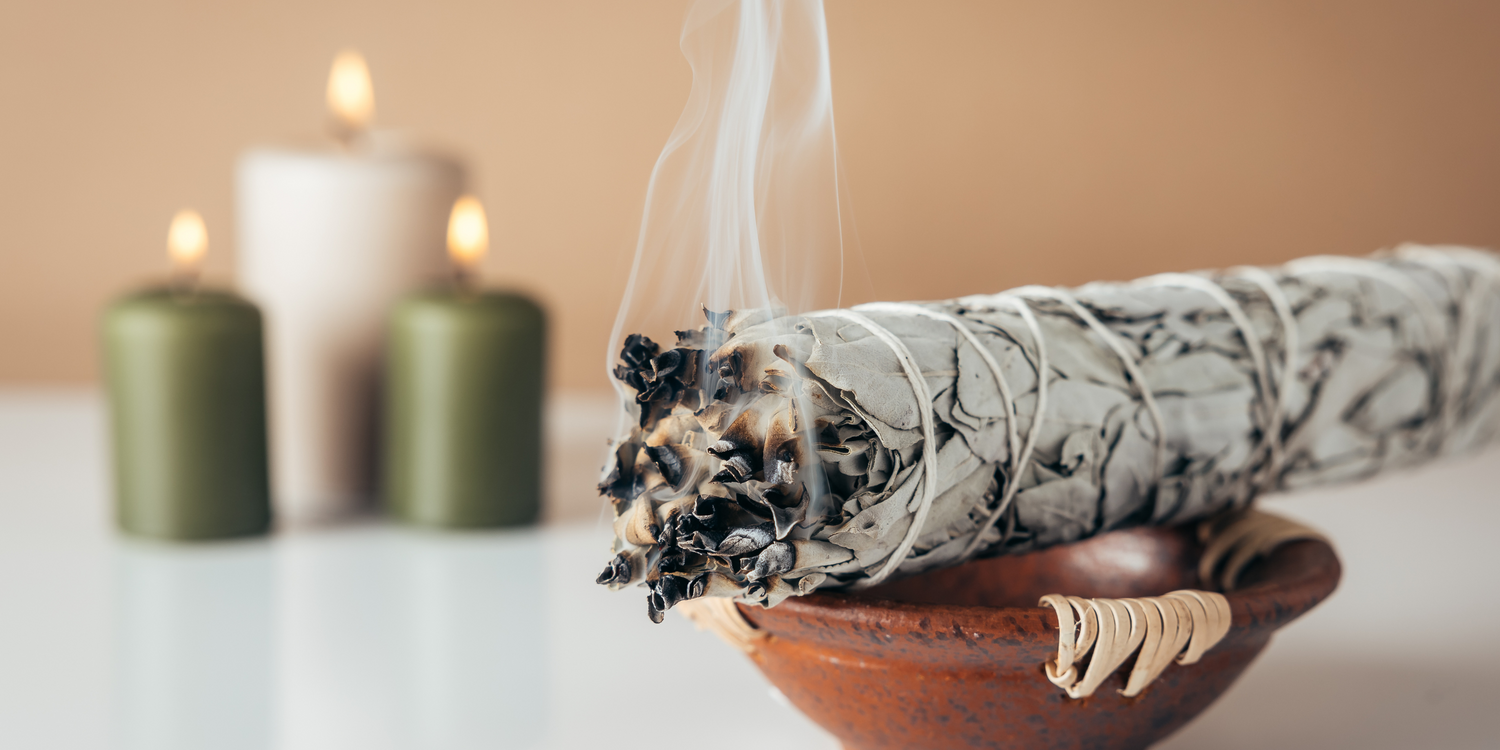 Palo Santo, Szałwia, Kadzidła i Świece: Rytuały Oczyszczania i Relaksu